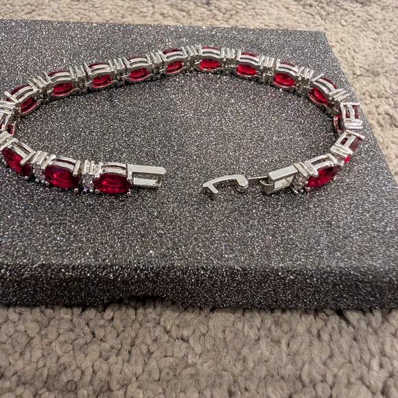 Elegant Red Costume Bracelet - Picture 3 of 3